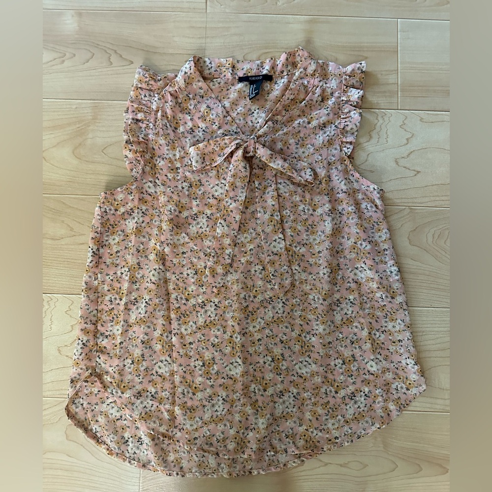 🦋 3/$9 Forever 21 Floral Ruffle Blouse size small